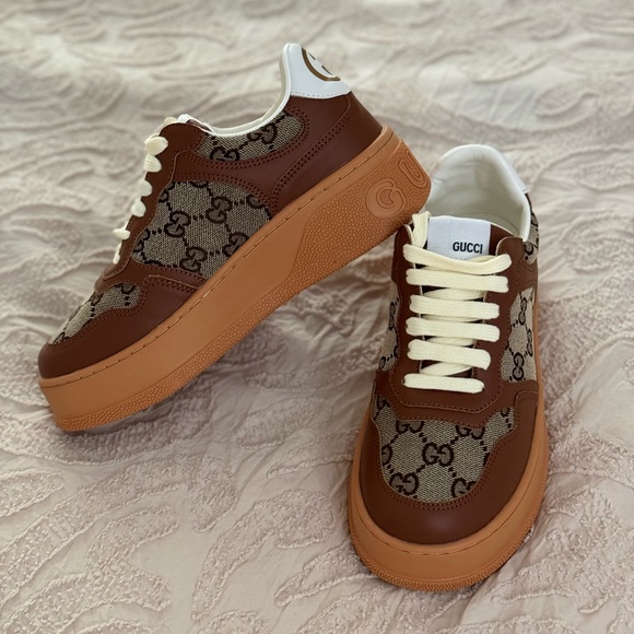 Like new! Size 5 - Picture 3 of 5